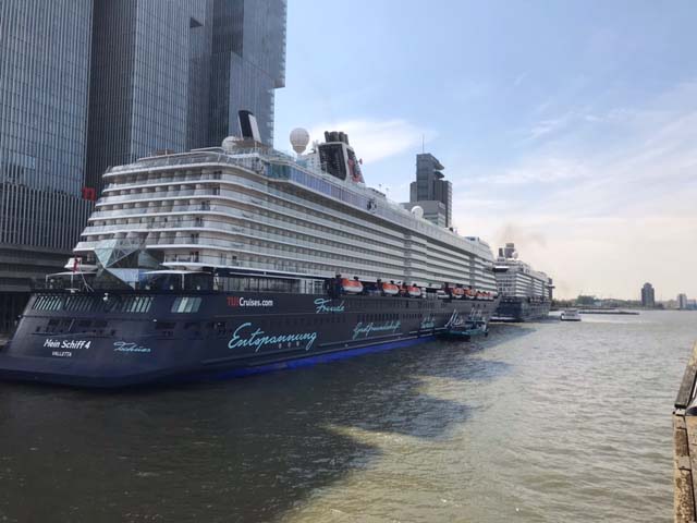  Mein Schiff 6 en Mein Schiff 4 van TUI Cruises aan de Cruise Terminal Rotterdam